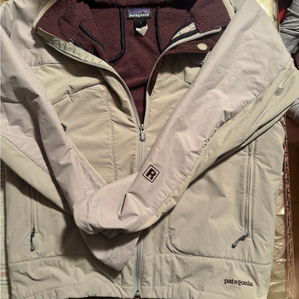 Patagonia Men’s Beige Shell Jacket with Burgundy Fleece Liner
